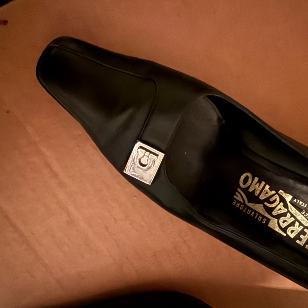 Salvatore Ferragamo Black Leather Buckle Detail Pumps Size 38 preowned size 8 - Picture 4 of 5